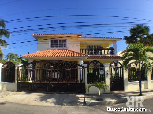 CASA CON AMPLIO PATIO DE VENTA EN SANTIAGO