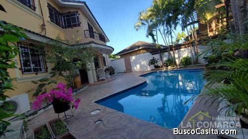 Casa de 5 habitaciones en Res. cerrado en Santiago