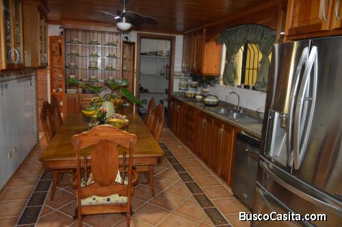 RENTO CASA EN ARROYO HONDO AMUEBLADA.