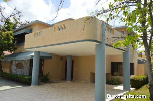 RENTO CASA EN BELLA VISTA.