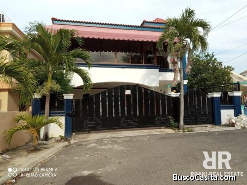 CASA DE 2 NIVELES DE VENTA EN SANTIAGO DE LOS CABALLEROS