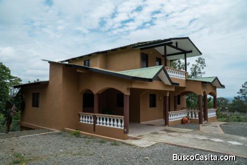 CASA CON PISCINA DE VENTA EN JARABACOA