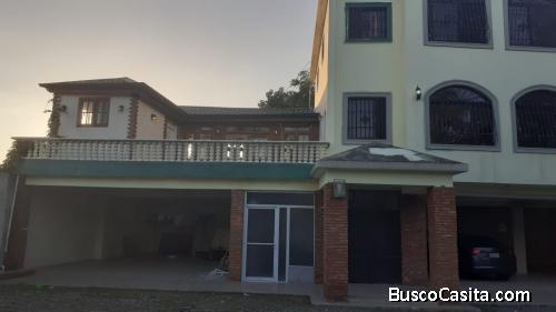 CASA CON 3 NIVELES Y AMPLIO PATIO DE VENTA EN BONAO