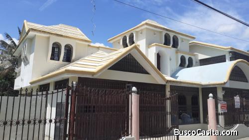 CASA AMPLIA CON PISCINA DE VENTA EN BONAOCasa amplia de venta en BONAO, 400 metros de construcción y