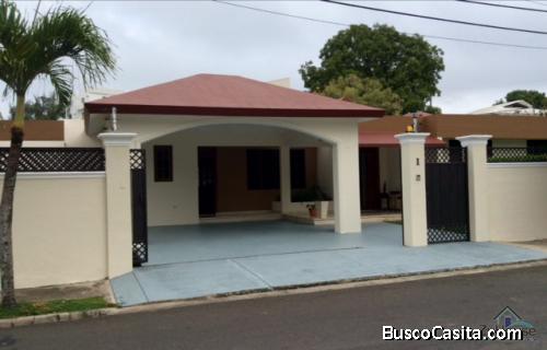 CASA EN VENTA EN URBANIZACION DE SANTIAGO ZC03
