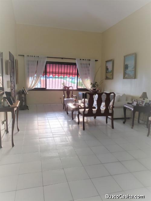 Apartamento Independencia, 3er niv,. 3 dormitorios, 2 baños, dormitorio servicio con baño, 1 parqueo