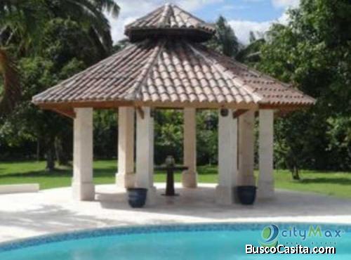 VENDO VILLA EN CASA DE CAMPO ROMANA