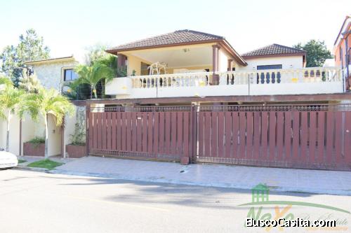 Amplia Casa con piscina en Excelente Zona Santiago  (trc-146.)