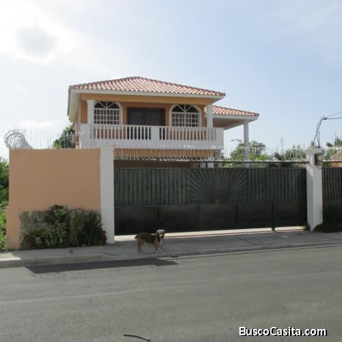 VILLA DE VENTA CERCA DE LA PLAYA EN JUAN DOLIO