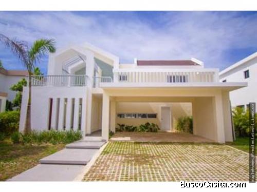En venta está hermosa Villa con jardín interior en Punta Cana Village