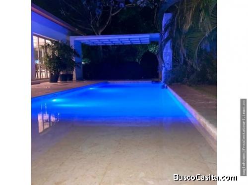 SE VENDE HERMOSA VILLA EN PUNTA CANA VILLAGE EXCELENTE PRECIO