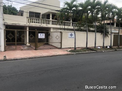 Alquilo Local Comercial o de OFICINAS en Gazcue, con 232  metros cuadrados, bien ubicado