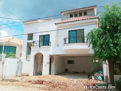Majestuosa casa de 3 niveles en el mirador del este. Tal como soñaste. 