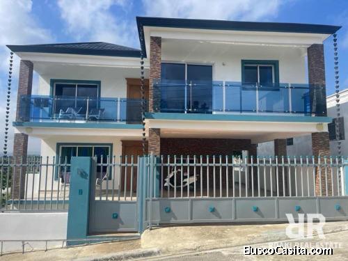 CASA CON PISCINA DE VENTA EN SANTIAGO