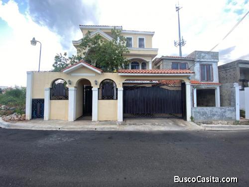 CASA DE 3 NIVELES DE VENTA EN SANTO DOMINGO ESTE