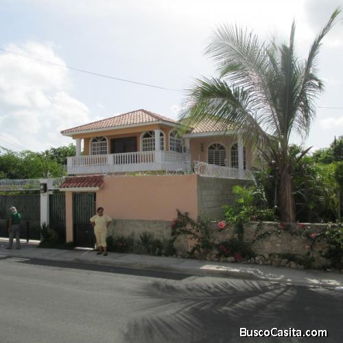VILLA DE VENTA CERCA DE LA PLAYA EN JUAN DOLIO
