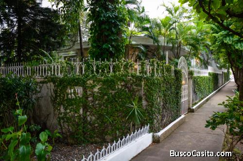 Apt amueblado con garaje y terraza en Gazcue