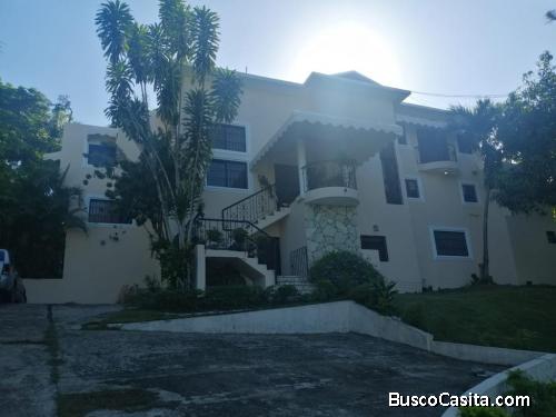 CASA CON AMPLIO TERRENO DE VENTA EN SANTO DOMINGO
