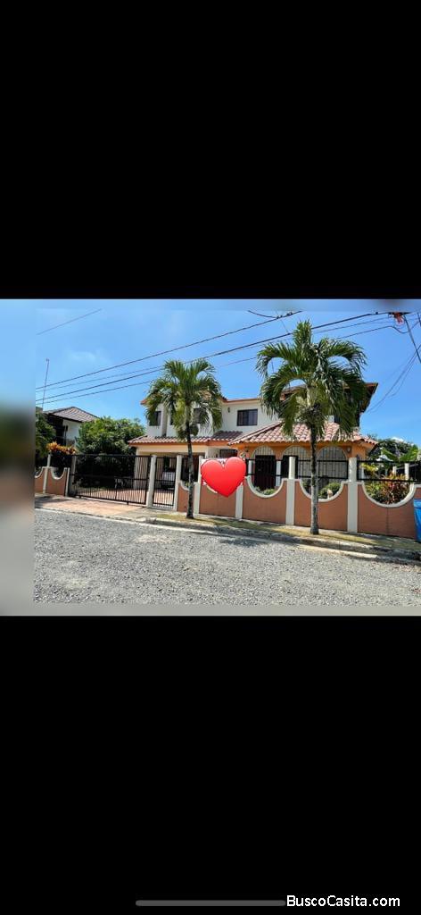 CASA AMPLIA DE VENTA EN BONAO