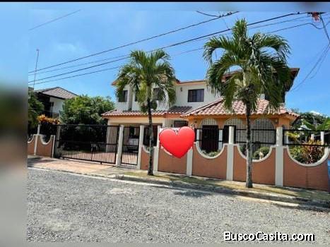 CASA DE DOS NIVELES DE VENTA EN BONAO
