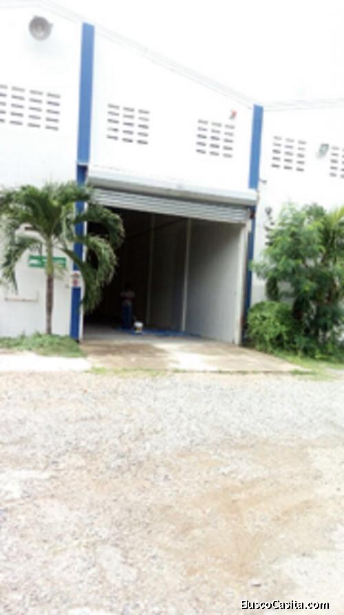 Alquilo Nave de 350 m2 en Zona Oriental