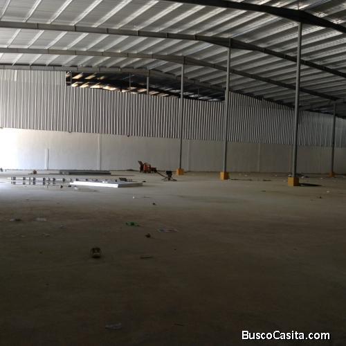 Alquilo Nave de 2.300 m2 en Herrera