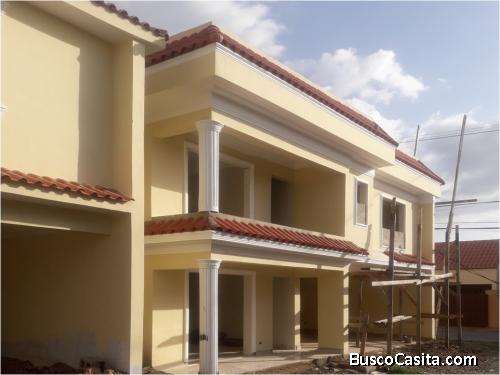 Complejo de solo  6 Casas de 3 Niveles, Residencial Fernández Este, Autopista San Isidro