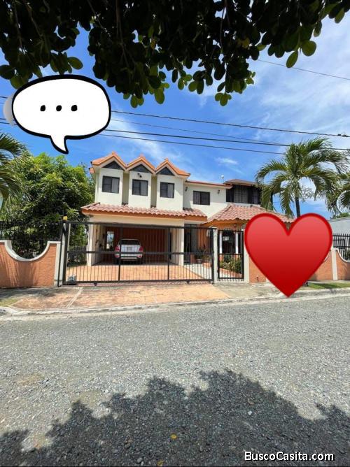 CASA DE DOS NIVELES DE VENTA EN BONAO