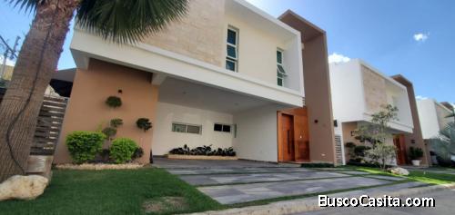 Venta De Casa En Proyecto Cerrado En Gurabo, Santiago 