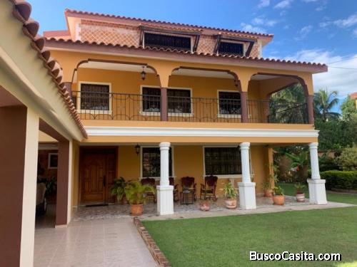 Casa En Venta En Altos De Rafey, Santiago.