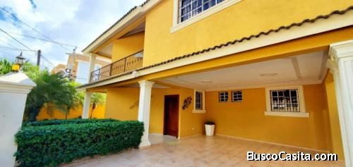 Amplia Casa De Venta Con Piscina En Gurabo Santiago