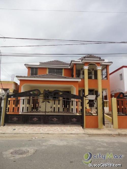  Hermosa Casa  En Venta En Los Jardines Del Norte,santiago