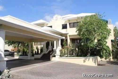 Lujosa Casa En Venta En El Ensanche Julieta