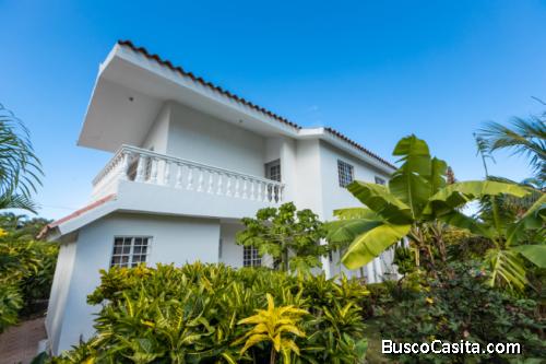 EN VENTA CASA 3 Dormitorios EN PUNTA CANA CERCA DEL MAR  897