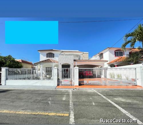 CASA DE DOS NIVELES DE VENTA EN BONAO