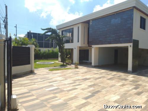 Casa En Venta Con Piscina En Bonao; Idi: 137596
