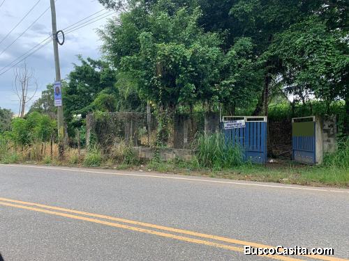 FINCA 40 TAREAS A ORILLA DE CARRETERA EN LUISA PRIETA, MONTE PLATA, CON RIO Y ASFALTO DENTRO