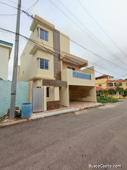 Hermosa Casa En Venta De 3 Niveles En La Zona Oriental.; Idi: 138803