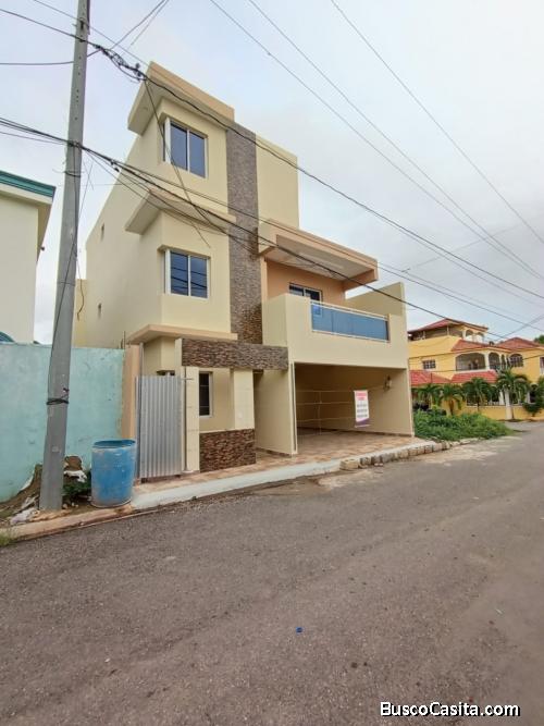 Hermosa Casa En Venta de 3 Niveles en la Zona Oriental.