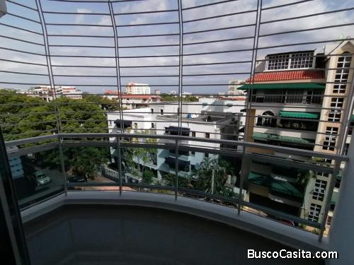 Vendo APTO CON VISTA AL MAR EN GAZCUE, 2 Habs.,  Balcón, 5to Piso,  Oportunidad
