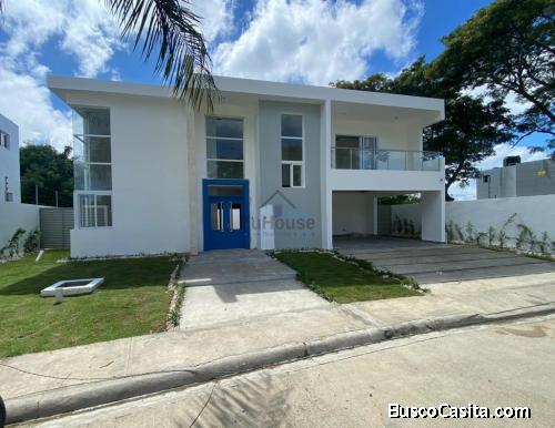 Casa con piscina en Venta en Res. Cerrado en Gurabo Santiago WPC16