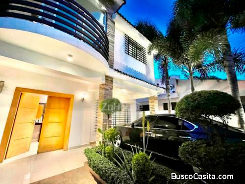 Casa de 2 niveles con piscina y gimnasio en venta en Santiago WPC19