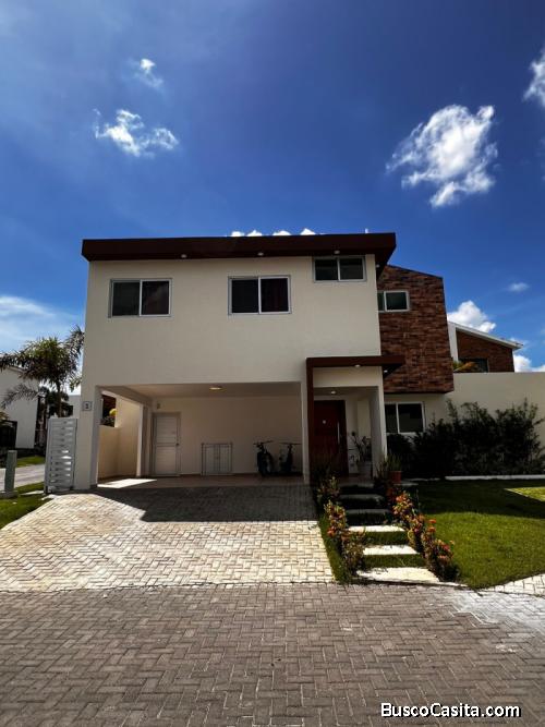  Casa De Lujo En Venta De 2 Niveles En Ciudad Modelo; Idi: 118079