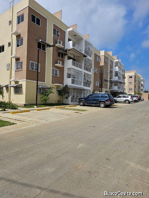 Alquiler de apartamento 2do piso frente al Ole de la av. Jacobo Majluta