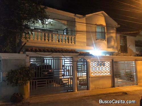 SE VENDE Casa de 2 Niveles, 5 habitaciones en BELLO Campo, por la Charle de Gaulle