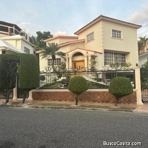 Hermosa casa en venta en Arroyo Hondo III