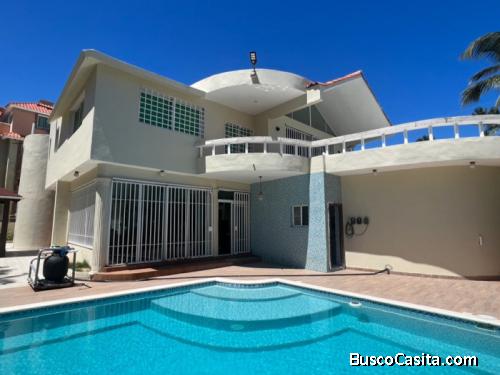 Hermosa Villa de dos niveles en el sector de el Corteciton Los Corales, Bavaro Punta cana,