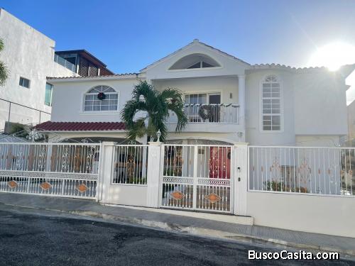 Casa en venta en el sector Arroyo hondo 3 con 2 niveles 4 habitaciones 4.5 baños