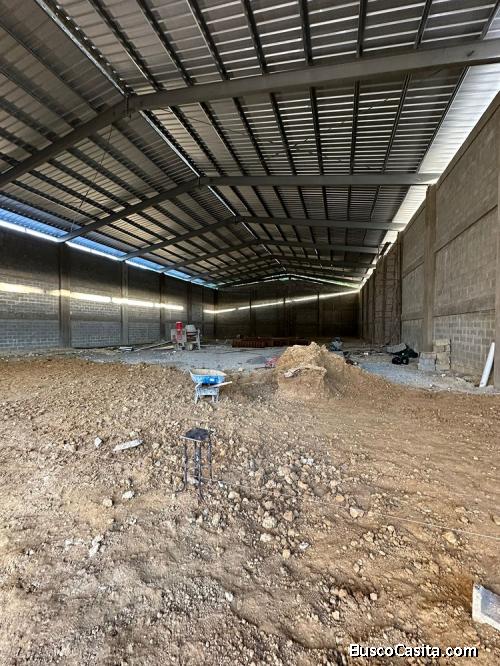 Alquilo Nave de 1,055 m2 próximo Autopista Duarte