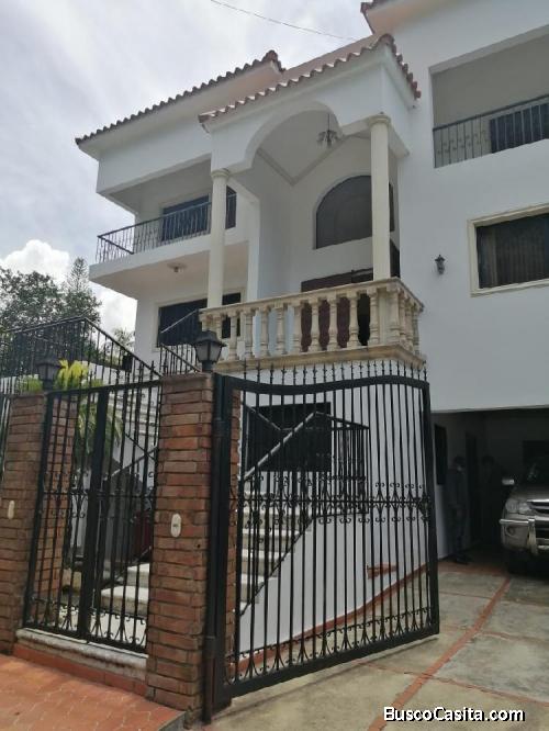 Vendo Casa Espaciosa  En Altos De Arroyo Hondo Iii ; Idi: 110668
